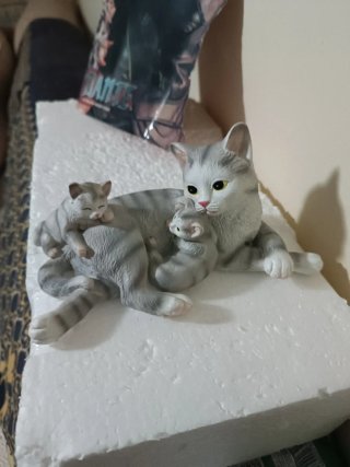 Figura Gatita con dos crías 18cm de largo decoraci