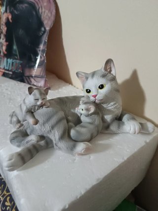 Figura Gatita con dos crías 18cm de largo decoraci