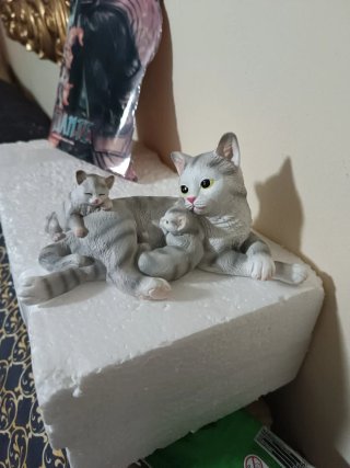 Figura Gatita con dos crías 18cm de largo decoraci