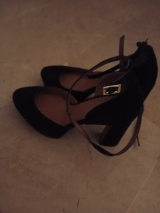Zapatos de tacón negros con pulsera