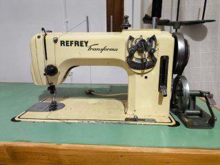 Máquina de coser Refrey Transforma + Mesa