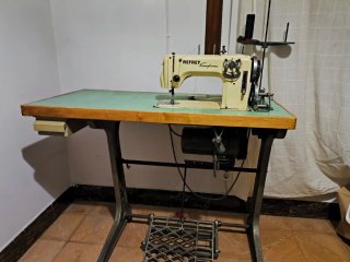Máquina de coser Refrey Transforma + Mesa