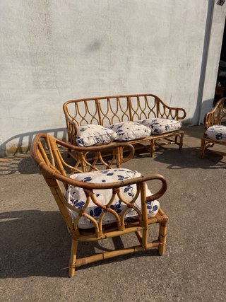 Set di mobili in rattan: divano e poltrone
