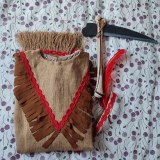 Disfraz de india, hacha tomahawk, tocado con pluma