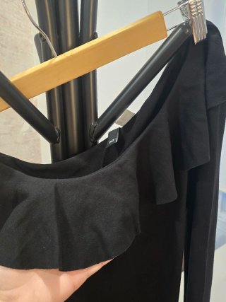 Vestido negro asimétrico con volantes