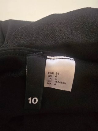 Vestido negro asimétrico con volantes