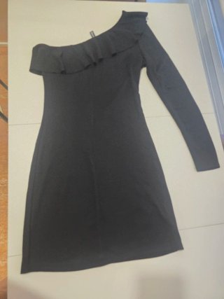 Vestido negro asimétrico con volantes
