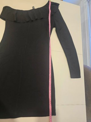 Vestido negro asimétrico con volantes