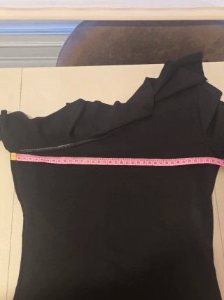 Vestido negro asimétrico con volantes