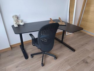 Mesa de escritorio moderna negra.