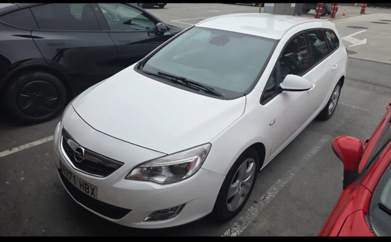 Opel Astra 2011 - foto 1