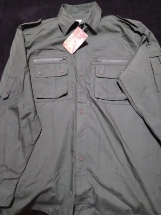 Camisa verde multibolsillos con cremallera