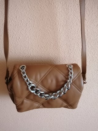 Bolso acolchado marrón con cadena