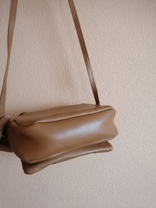 Bolso acolchado marrón con cadena