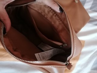 Bolso acolchado marrón con cadena