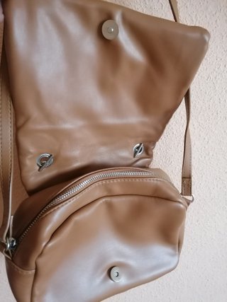 Bolso acolchado marrón con cadena