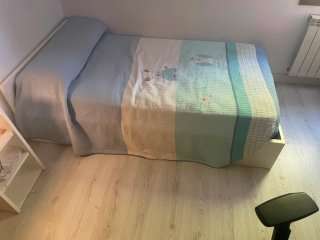 Cama de madera macizoen color blanco