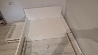 Cama de madera macizoen color blanco