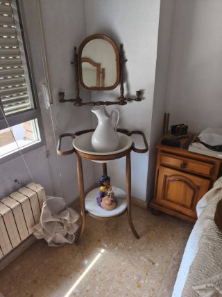 Lavabo antiguo de madera y cerámica