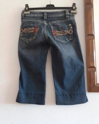 Pantalón vaquero negro hasta la rodilla