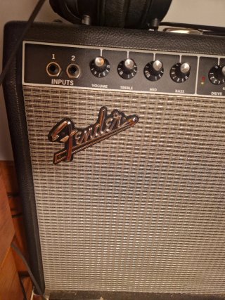 Amplificador Fender Frontman 212R