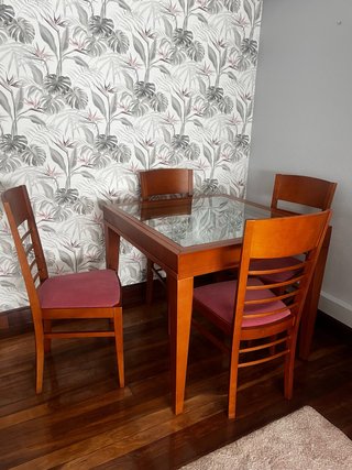 URGE: Mesa Comedor Cuadrada y 4 Sillas Madera