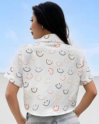 Camisa oversize crop estampado caras sonrientes
