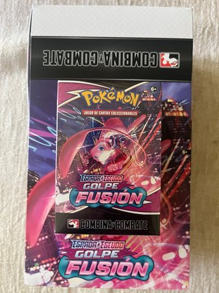 Caja Pokémon Combina y Combate Golpe Fusión