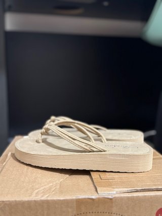 Sandalias marrón claras.