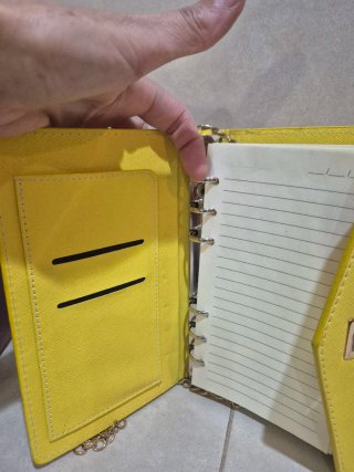 Bolso agenda amarillo con cadena