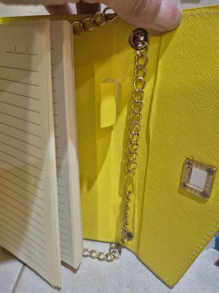 Bolso agenda amarillo con cadena
