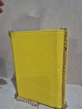 Bolso agenda amarillo con cadena