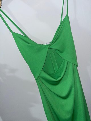 Vestido verde tirantes corte cut-out