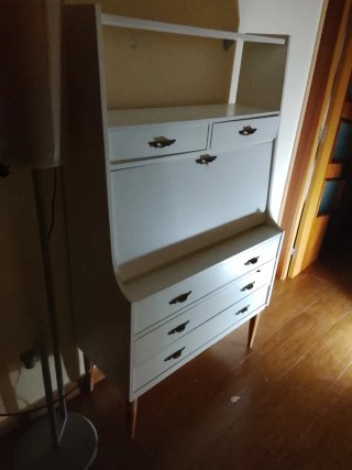 Mueble antiguo de madera blanco