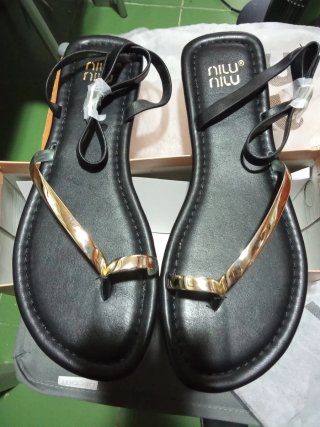 Sandalias Miu Miu Negras y Doradas