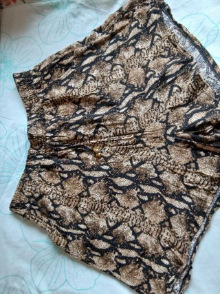 Pantalón corto estampado serpiente