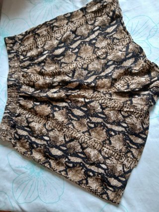 Pantalón corto estampado serpiente