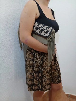 Pantalón corto estampado serpiente