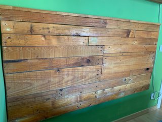 Cabecero de cama y estantería de madera