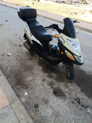 Moto Aiyumo 125cc Scooter Beige/Negro