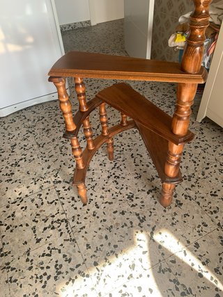 Escalera redonda madera biblioteca