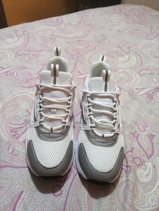 Zapatillas deportivas grises y blancas