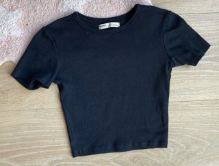 Top crop negro Pull&Bear manga corta