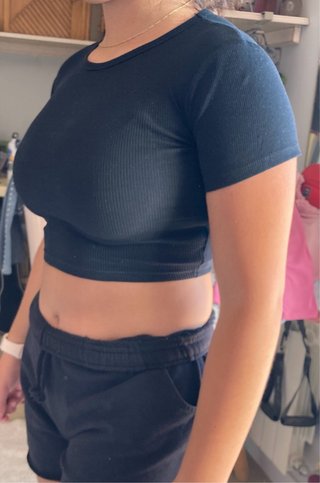 Top crop negro Pull&Bear manga corta