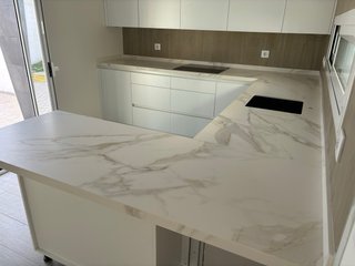 Muebles de cocina blancos y mármol