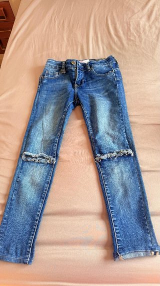 Pantalones vaqueros desgastados con anillos