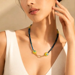 Collar azul y amarillo nuevo