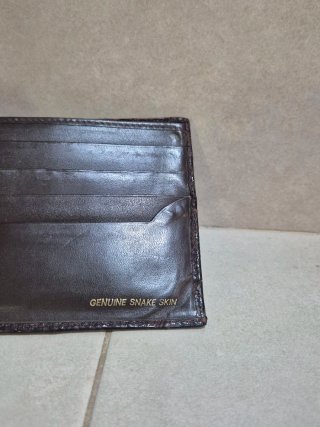 Billetera de piel de serpiente