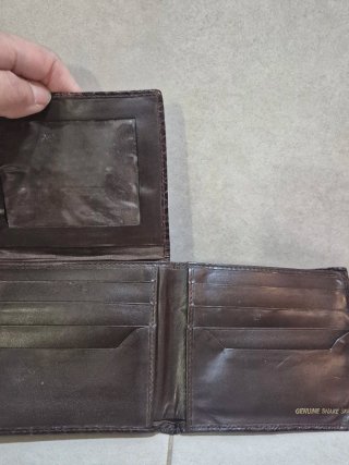 Billetera de piel de serpiente