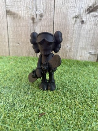 Figura Kaws Companion con Snowboard